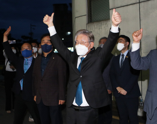 더불어민주당 대선주자인 이재명 경기지사가 26일 전북 완주군 우석대학교 체육관에서 열린 지역경선 투표 결과 발료를 들은 후 환호하고 있다. 연합뉴스
